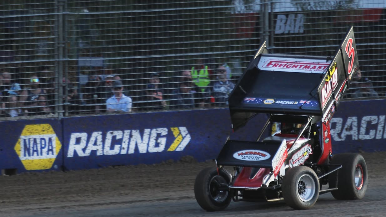 Sprint car #5 King Racing / Freightmaster at the NAPA Racing circuit